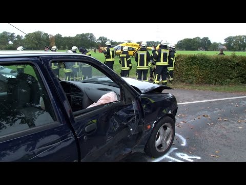 Auto kollidiert mit Lastwagen auf Ueffelner Straße in Neuenkirchen