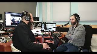 הרב מאור קריו ושי גז   סיפורים ומשלים – כד טבת תשפ"ב (הרב מאור קריו) - התמונה מוצגת ישירות מתוך אתר האינטרנט יוטיוב. זכויות היוצרים בתמונה שייכות ליוצרה. קישור קרדיט למקור התוכן נמצא בתוך דף הסרטון