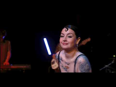 Zoe Lobos & Uptown Royals - BRISHO/YO PERREO SOLA (live session)