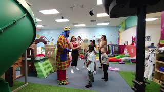 Payaso Pikorete Celebrando el Cumpleaños de Arán en Orlando Sky Lake Fl Pizza Con Peperoni