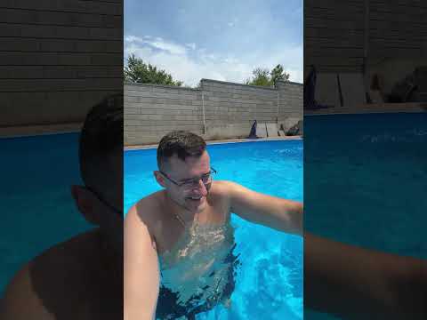 Нико се зарвъща в басейна 🤣