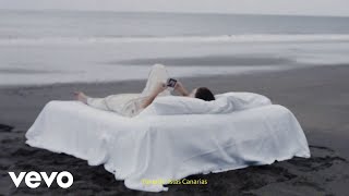En La Cama Music Video