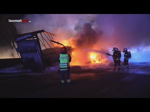 Sattelauflieger auf Westautobahn bei Sattledt in Vollbrand