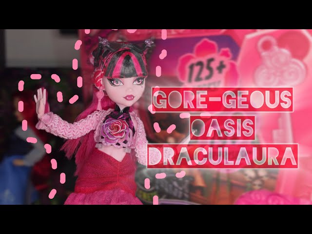 Vídeo relacionado con Monster High Skulltimate Secrets Draculaura Conjunto de muñeca y Accesorios Destination: Gore-geous Oasis con Maleta y más de 19 sorpresas, Incluidas Prendas, JDR50