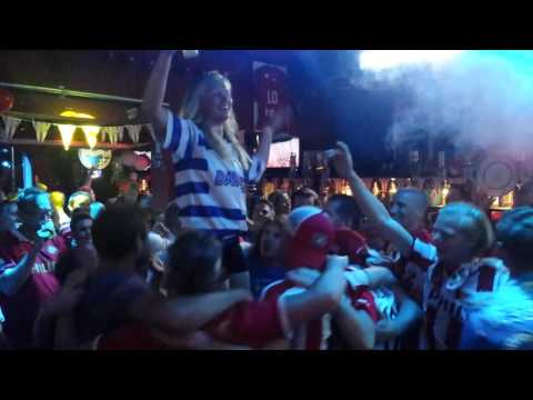 De Graafschap FAN op de schouders tijdens KAMPIOENSFEEST PSV