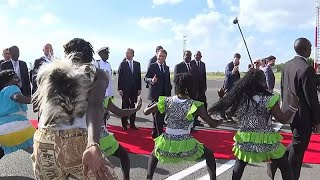 Macron tanzt bei Willkommenszeremonie in Kenia zu „Hakuna Matata“