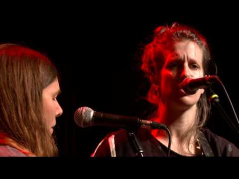 Anna & Elizabeth - Goin' Across The Mountain (eTown webisode #1003)