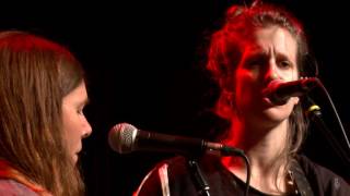 Anna & Elizabeth - Goin' Across The Mountain (eTown webisode #1003)