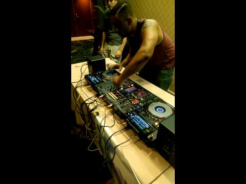 DJ tetsuo playing a warm up song