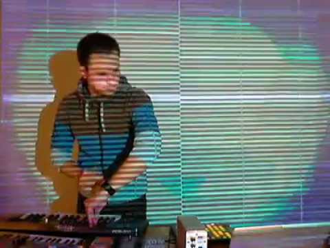 Plug & Lay Showcase: Ferenc Vaspoeri live @ RTS.FM 19.11.2011 - visuals by Thief