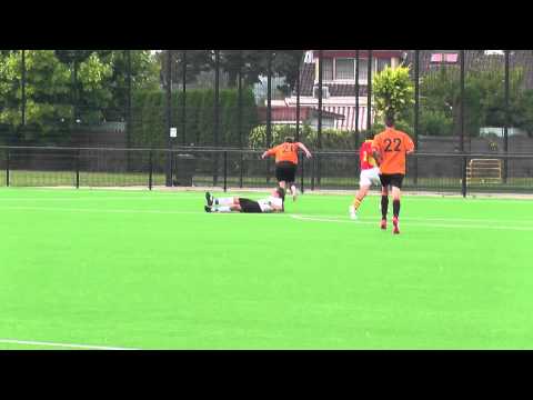 24 aug 2013 VV De Meern B2 - Sporting '70 B1 beker 3-2 Actie Abel KOEKOEK