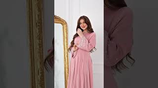 فستان وردي ناعم بأكمام طويلة وتطريز لؤلؤي أنثوي
