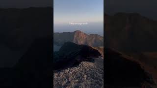 Download lagu Menikmati sunset dengan sajak di atas gunung rinjani #shorts  #sunset #gunung #subscribe mp3