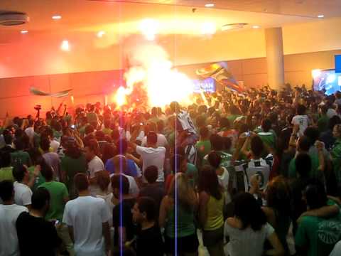 Ο πράσινος λαος στο αεροδρόμιο (3)