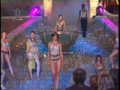 FashionTV | FTV.com - parah Sfilata d'amore e moda