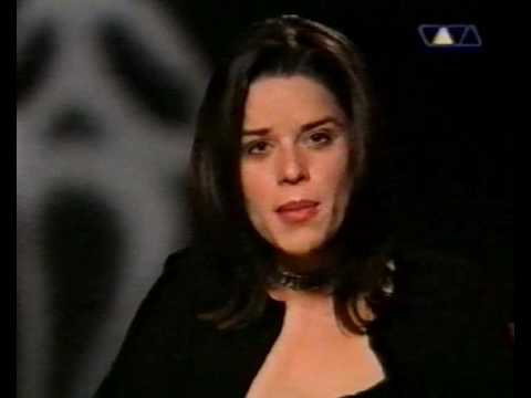 Neve Campbell speaks German
