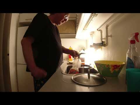 MongoTV_10711 - Spiser NATMAD og Blander SAFTEVAND Søndag MIDNAT