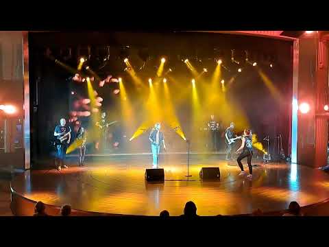 Rocknight im Artrium von AIDAperla mit der Superband "Dancing Waves Band"