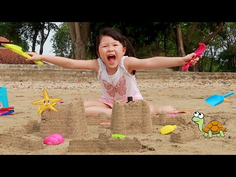 Membangun Istana Laut Pasir Saat Bermain di Pantai