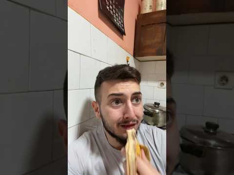 MIĆKO JEDE BANANU UMESTO RUČAK ŠTO MU ĆALE SPREMIO