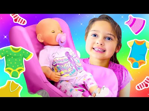 La bambina Selina gioca con le bambole Nenuco. Vlog di bambini in italiano