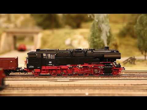 Roco Modellbahn H0 mit Ringlokschuppen für Dampfloks von Happy Modell aus Budapest