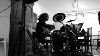 didgnoah drumming...