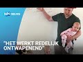 Wiskundeleraar geeft les met drie kinderen om hem heen