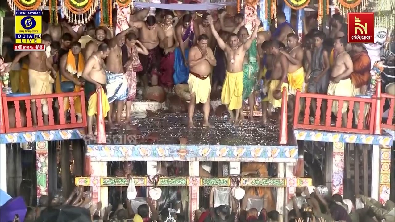 ଦେଖନ୍ତୁ ଦେବୀ ସୁଭଦ୍ରାଙ୍କ ରଥରେ ଅଧରପଣା ହାଣ୍ଡି ଭଙ୍ଗାର ଦ?