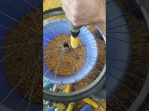 Как отделять кукурузы от початка. Лущилка. Очень быстрый способ