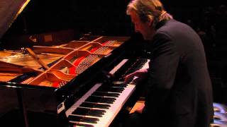 Barry Douglas explores and performs Britten's Piano Concerto