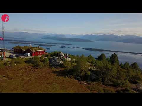 Students hiking to Varden viewpoint in Molde