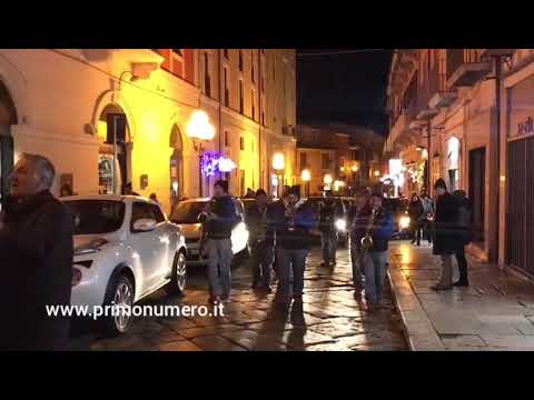 La Sassinfunky Street Band scalda il clima natalizio nel centro storico