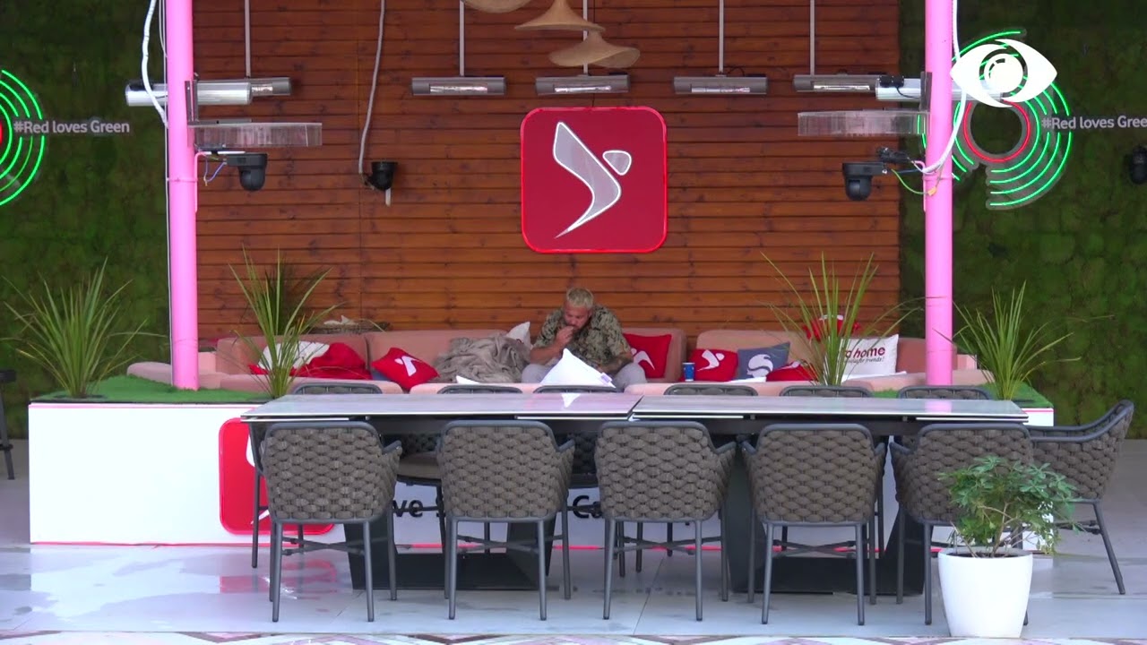 Luizi zgjohet dhe ha mëngjesin