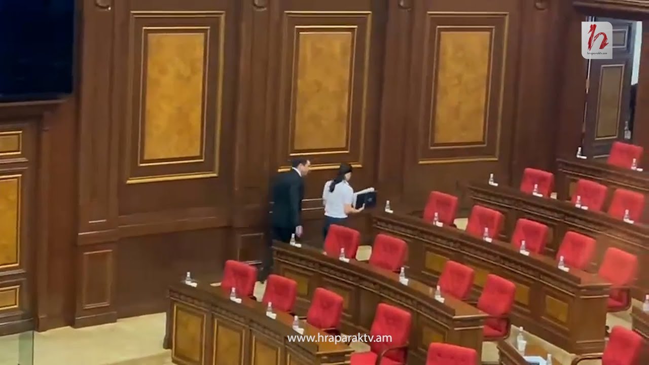 Ալեն Սիմոնյանը դատախազին ուղեկցեց իր սենյակ