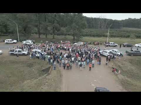 Marcha y despedida a familia que murió tras choque en Federación: imágenes desde un drone