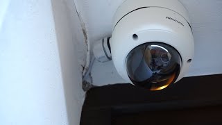 كاميرا مراقبة هيكفيجن الشبكية Dome بدقة 8MP 4K وتقنية AcuSense وإضاءة هجينة ذكية ومايكروفون مزدوج - DS-2CD2183G2-LIS2U