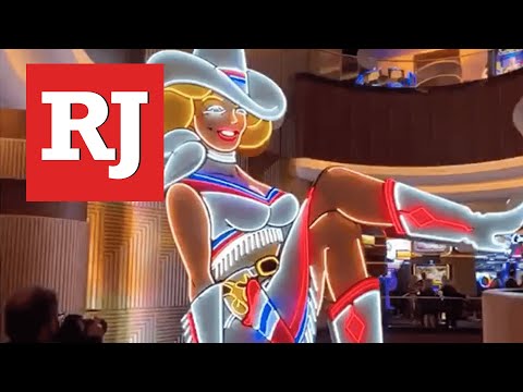 Live at Circa opening night with Vegas Vickie