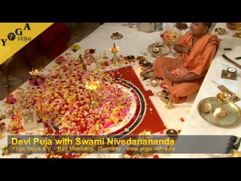 Yoga - Devi Puja mit Swami Nivedananda in Zeitraffer - Kurzclip