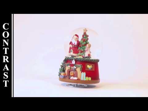 Rystekugle med sne, juletræ, julemand og en lille pige