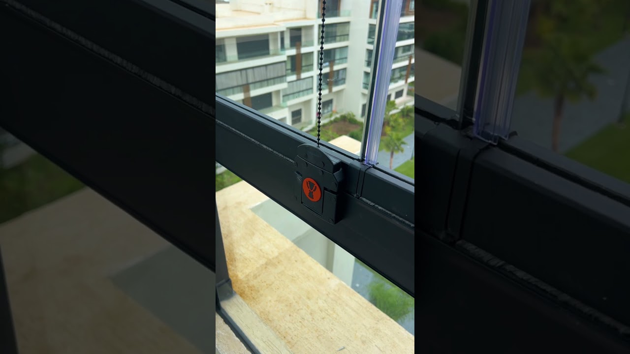 Façade vitrée moderne avec système guillotine