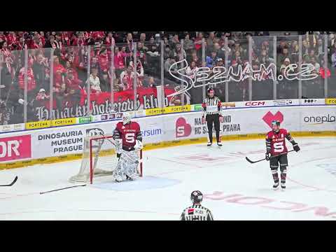 Josef Kořenář výborným zákrokem vychytává nebezpečný únik soupeře | HC Sparta Praha vs. HC Olomouc