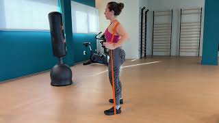 Sentadilla sumo con goma