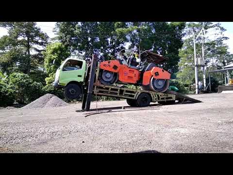 #mobiltruk #salender cara menurunkan alat berat tandem roller (salender)