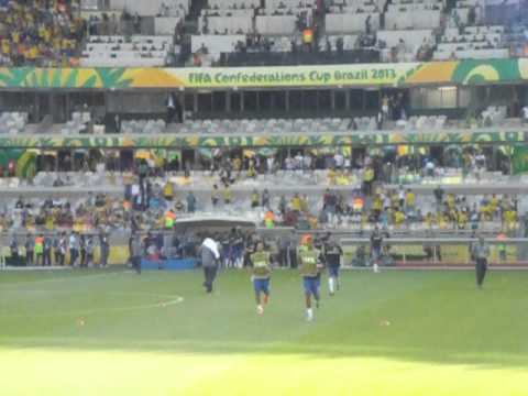 Entrada dos jogadores do Brasil pra aquecimento -  - Brasil 2 x 1 Uruguai - CONFED 2013