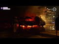 Buurtbewoners in badjas helpen brandweer bij camperbrand