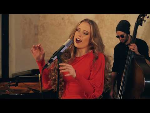 Tomi Purich trio feat. Zala Smolnikar - Nad mestom se dani