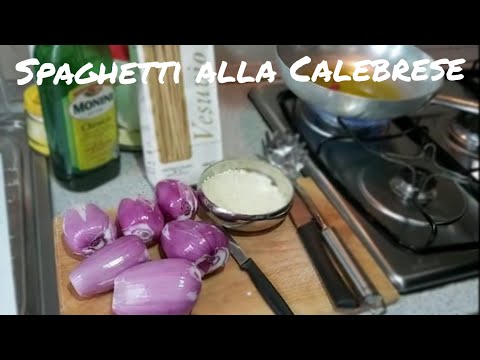 Creamy, risotto-style Calabrese spaghetti with Tropea onions and pecorino cheese!