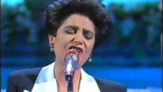 GLI UOMINI NON CAMBIANO . canta  MIA MARTINI