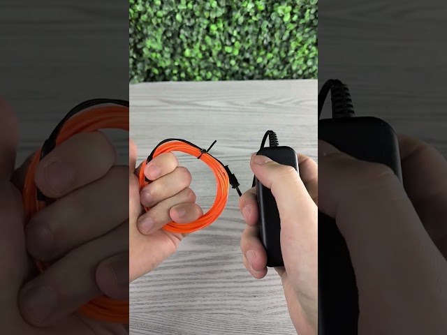 Vídeo relacionado con Regal Art & Gift Farol LED decorativo para decoración del hogar, luz de acento interior de metal y vidrio, linterna de mesa con diseño de remolino para sala de estar, dormitorio, iluminación ambiental